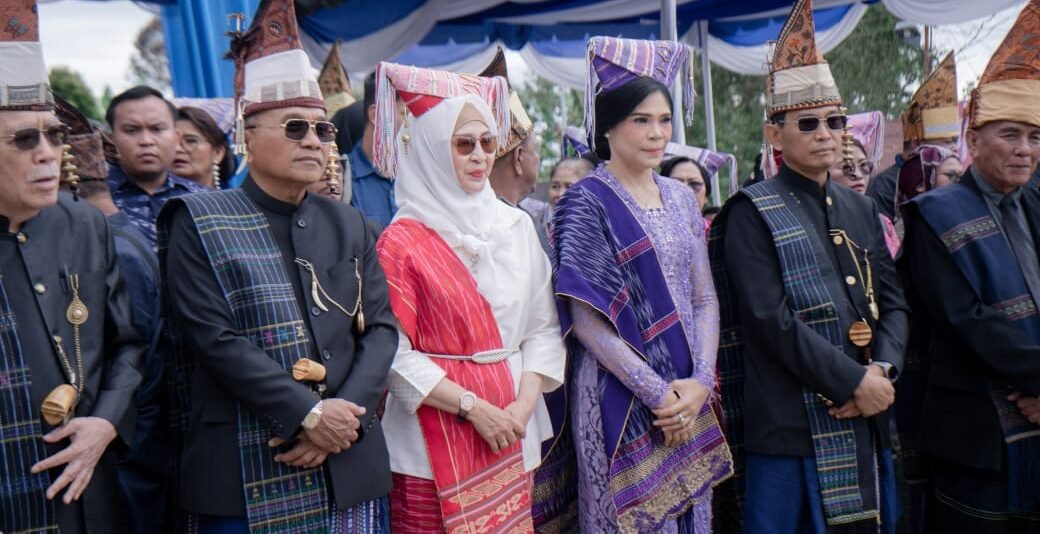 Pemerintah Kabupaten bersama masyarakat saat gelar Syukuran dan Pesta Rakyat atas penganugerahan gelar Pahlawan Nasional kepada Tuan Rondahaim Saragih Garingging.