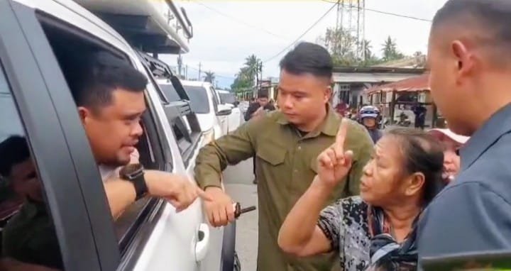 Terlihat Ompung Herlina boru Torus dengan nada kekesalannya menghadang mobil rombongan Gubsu