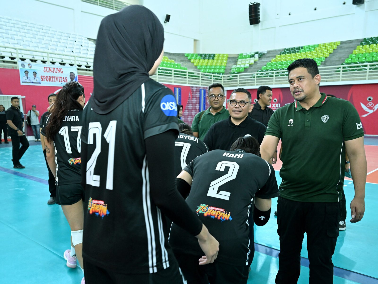 Gubernur Sumut Muhammad Bobby Afif Nasution meninjau Timnas Bola Voli Putri berlatih di Volley Indoor, Sumut Sport Center, Kabupaten Deliserdang, Jum'at (14/11/2025).