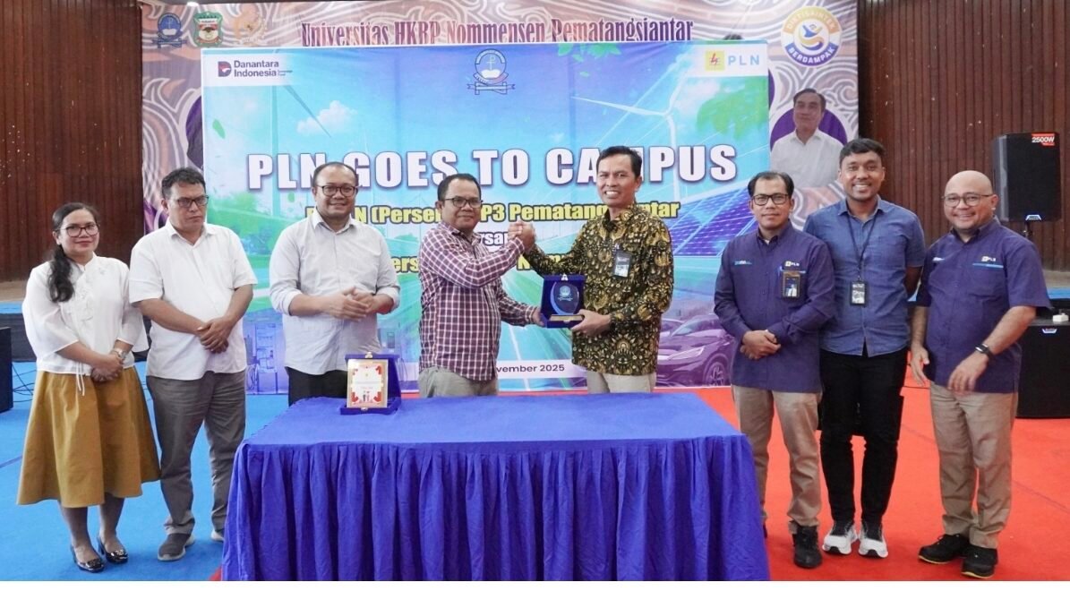 Penyerahan cenderamata PLN UP3 dan Universitas HKBP Nommensen. 
