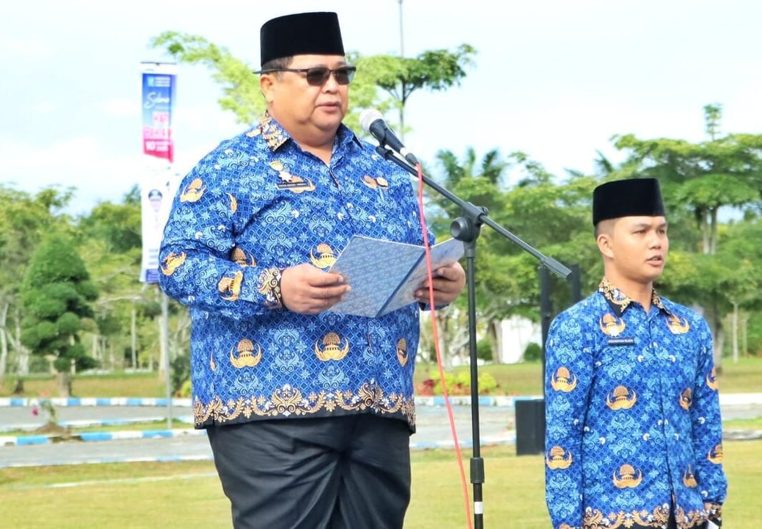 Sekda Simalungun, Mixnon Andreas Simamora, bertindak sebagai pembina upacara.