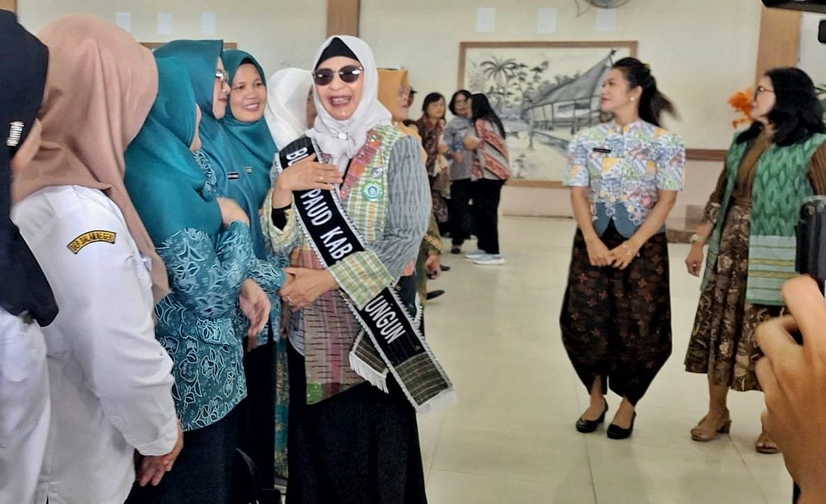 Ny. Hj. Darmawati Anton Achmad Saragih saat hadiri Sosialisasi Pembinaan Bunda PAUD Nagori/Kelurahan.