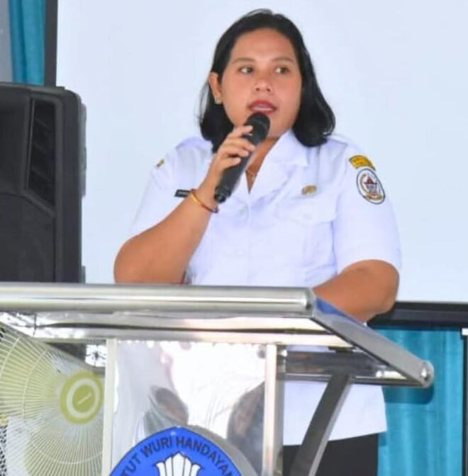 Plt. Kadis PP dan KB Tapteng, Sondang Rosmauli Malau, SKM saat menyampaikan rencana program percepatan penurunan stunting di Aula Dinas Pendidikan Tapteng, Rabu (12/11/2025).