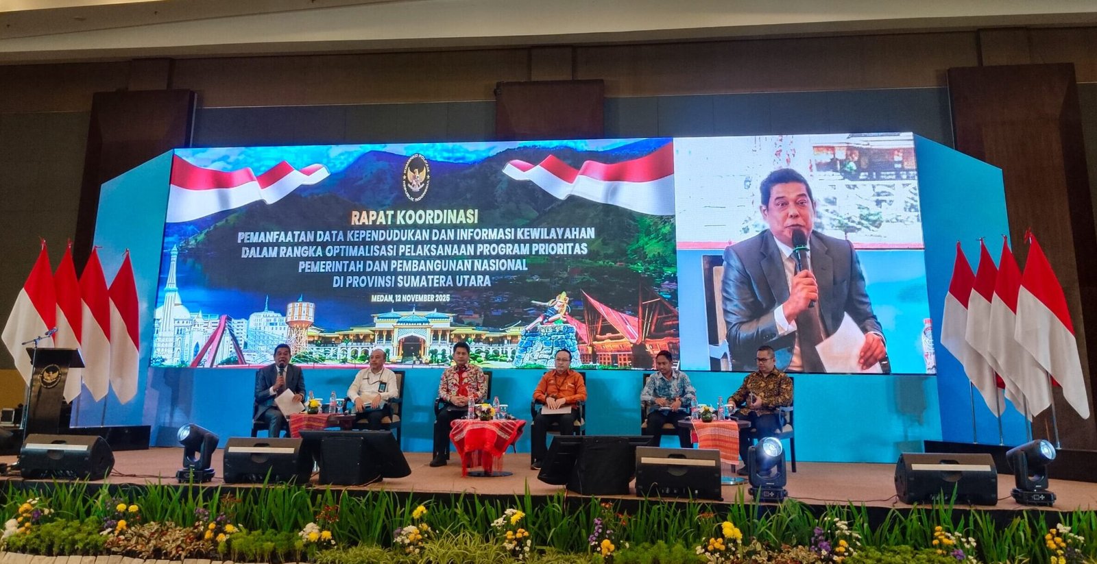 Rapat kordinasi Pemanfaatan Data Kewilayahan dan Informasi di Medan.* 