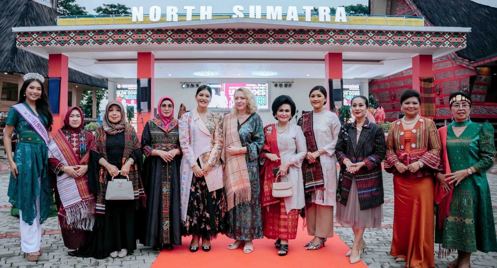 Ketua Dekranasda Provinsi Sumut Kahiyang Ayu, menghadiri Peringatan Hari Ulos Nasional Tahun 2025 di Anjungan Sumut, Taman Mini Indonesia Indah (TMII), Jakarta,