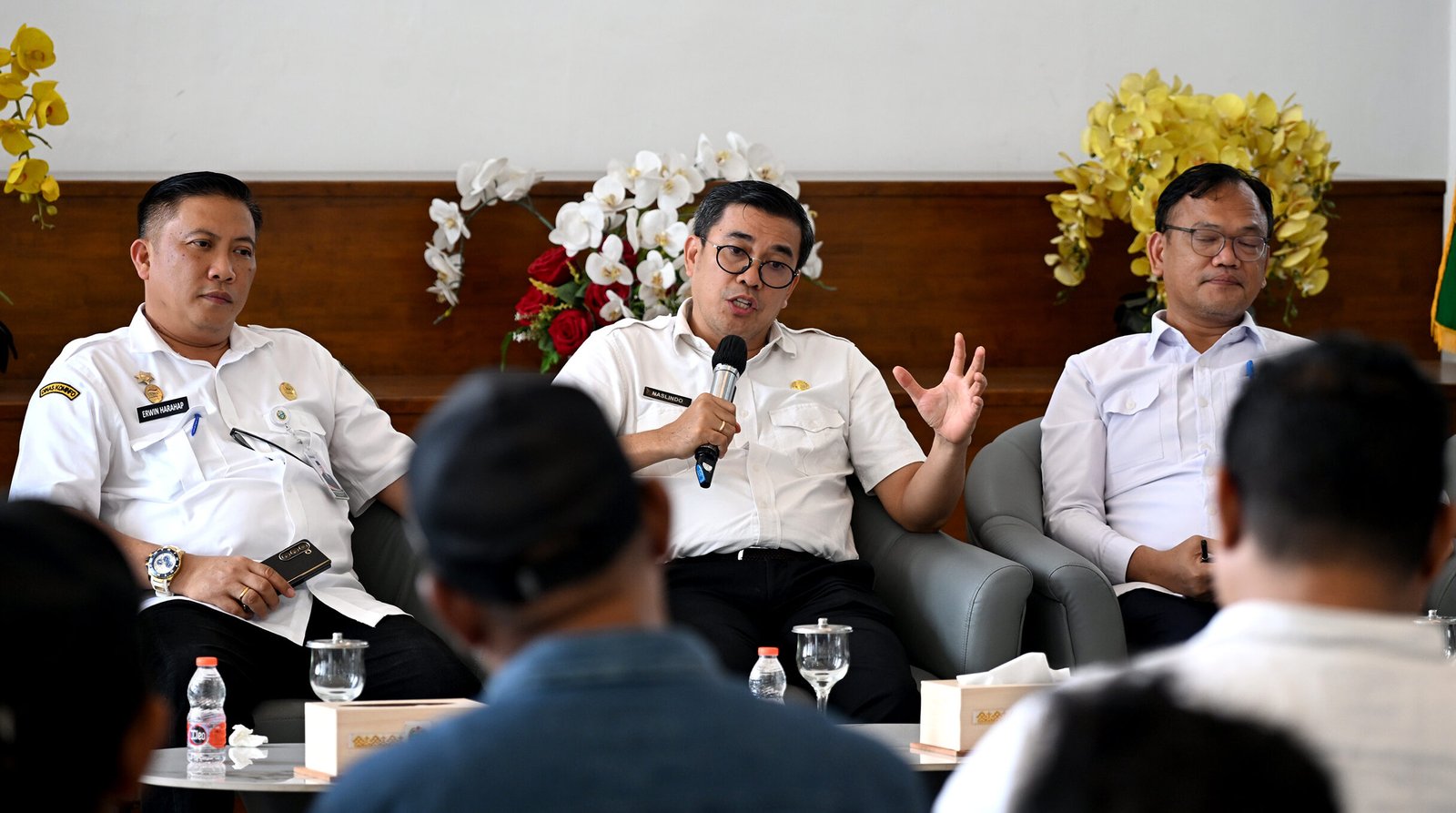 Kepala Dinas Koperasi, Usaha Kecil dan Menengah (UKM) Sumut Naslindio Sirait bersama Kepala Dinas Kominfo Sumut Erwin Hotmansah Harahap pada acara Temu Pers yang difasilitasi Dinas Komunikasi dan Informatika (Kominfo) Sumut di Lobby Dekranasda, Kantor Gubernur Sumut, Jalan Pangeran Diponegoro Nomor 30 Medan, Rabu (19/11/2025).