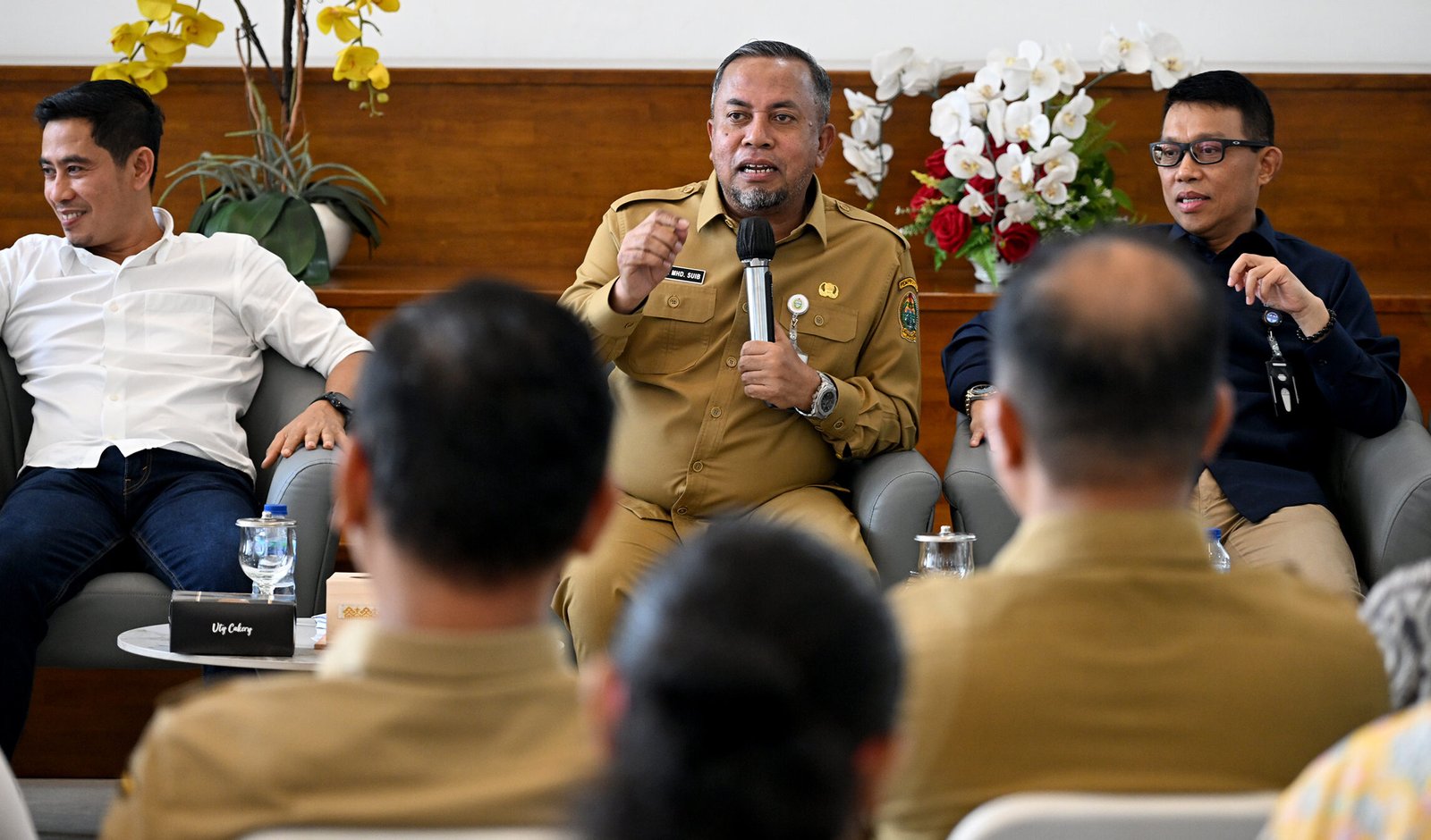 Plt Kepala Dinas Perumahan dan Kawasan Permukiman (PERKIM) Sumatera Utara (Sumut) yang juga Asisten Administrasi Umum Muhammad Suib bersama Ketua DPD Real Estate Indonesia (REI) Sumut Rakutta Karo karo beserta jajarannya saat acara Konferens Pers di Lobby Dekranasda Kantor Gubernur Sumut, Jalan Diponegoro No 30 Medan,
