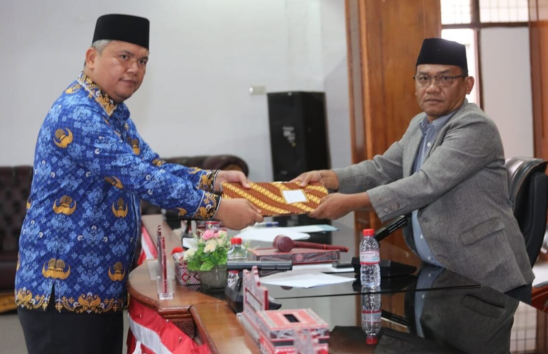 Wabup Taput menyerahkan Nota RAPBD 2026 kepada DPRD.