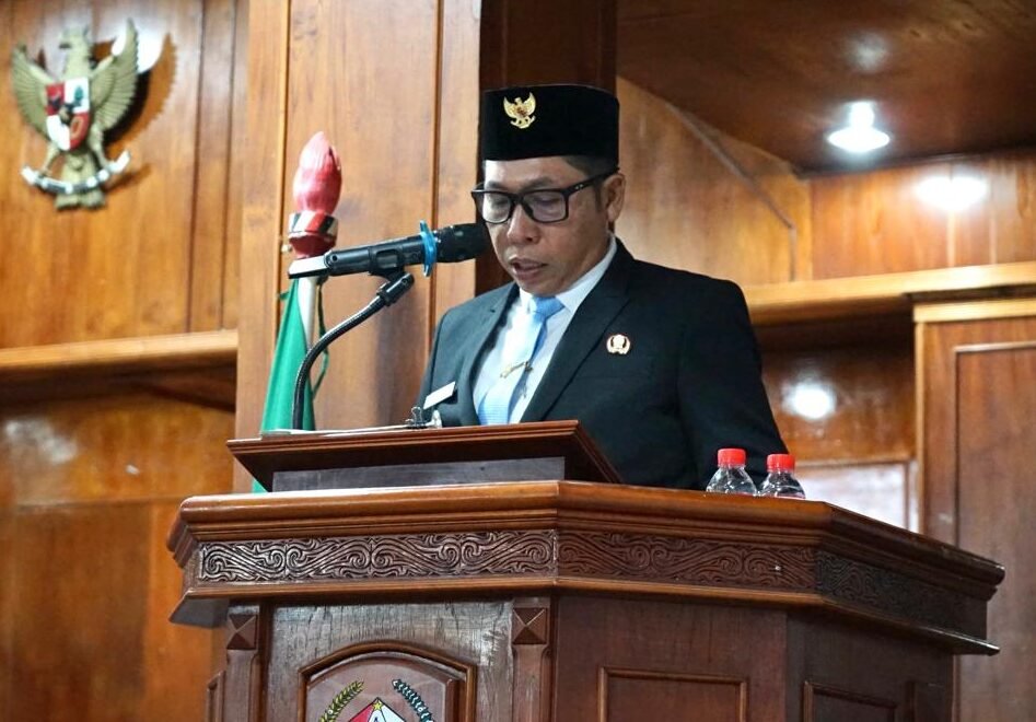 Bupati Taput JTP Hutabarat pada Rapat Paripurna Nota Jawaban di DPRD. 