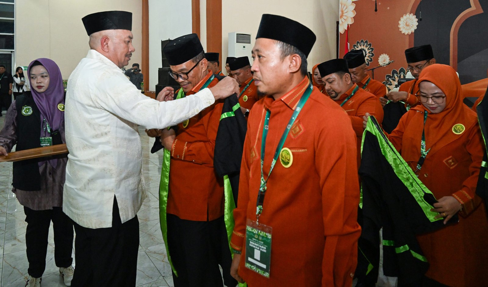 Pj. Sekdaprov Sumut, Sulaiman Harahap membuka Festival Seni Qasidah Tingkat Provinsi Sumut yang diselenggarakan oleh DPW Lasqi Sumut di Aula Madinatul Hujjah, Asrama Haji Medan, Jalan AH Nasution, Medan, Senin Malam (24/11/2025)