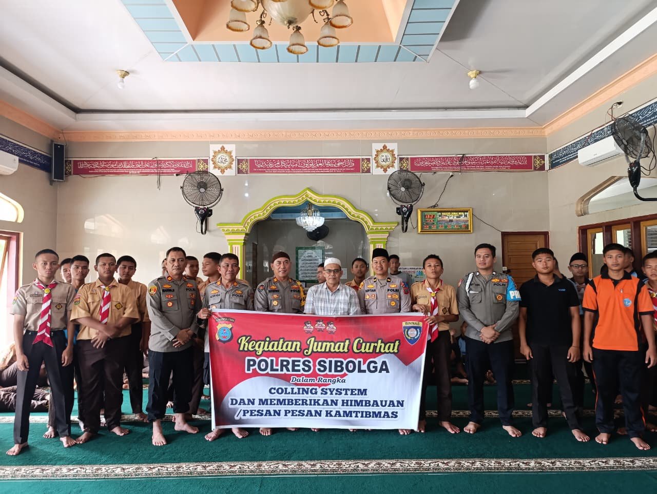 Kasi Humas Polres Sibolga AKP Suyatno bersama Personil Polres Sibolga dan Jamaah Masjid Jabal Nur foto bersama usai melaksanakan sholat Jumat bersama dalam kegiatan Jumat Curhat, Jumat (21/11/2025).