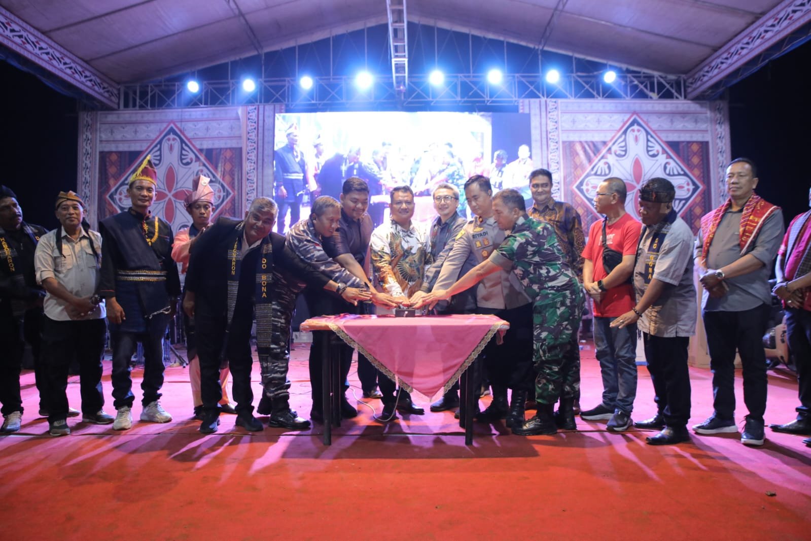 Forkopimda Asahan menekan tombol sirine dalam penutupan PSBD ke-6 Kabupaten Asahan.