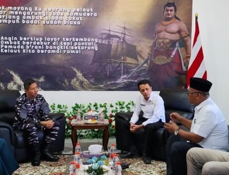 Kepala Sekolah SMK Negeri 1 Lumut Drs. H. Sumarno  didampingi Kacabdis Wilayah X Sumut Ahmad Dasuki Siregar, ST saat audiensi ke Kantor Danlanal Sibolga.