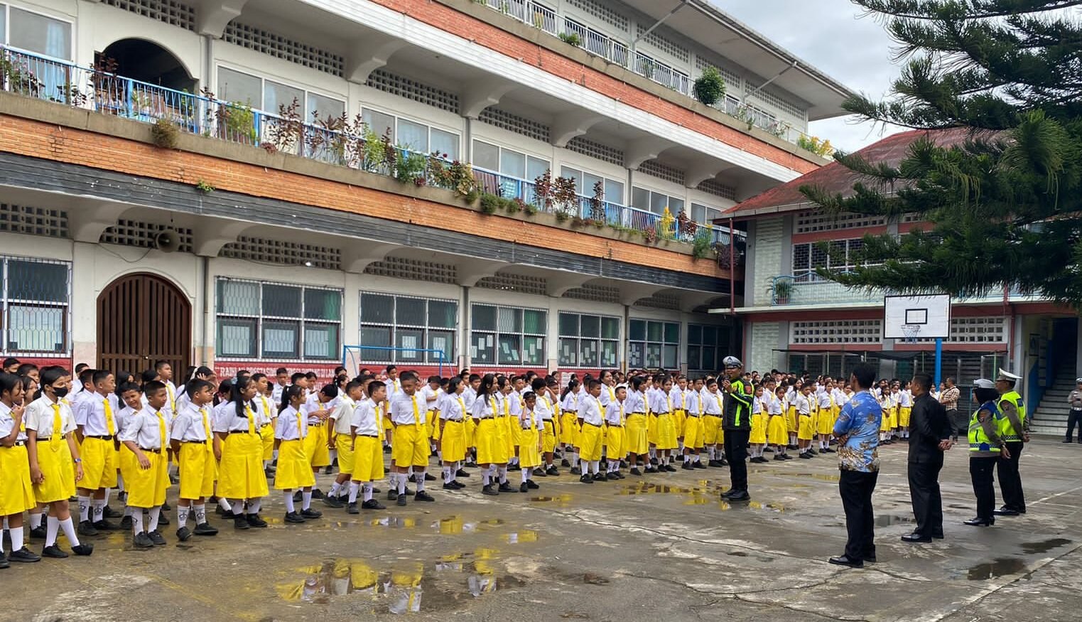 Kasat Lantas Polres Sibolga AKP Pennedi Sihotang saat melaksanakan kegiatan "Police Goes To School" di SMP Swasta Fatimah, Kamis (13/11/2025).