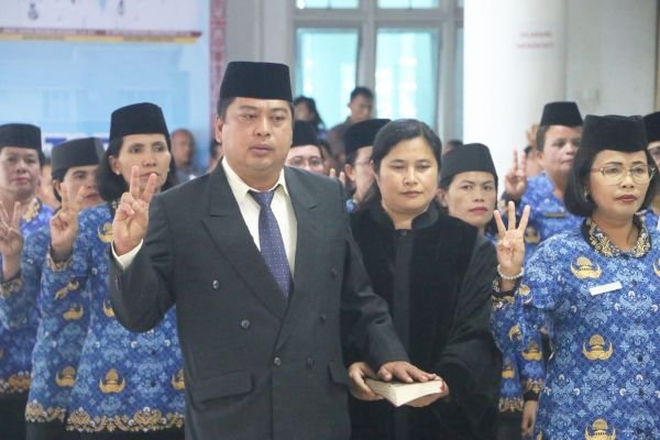 Pelantikan Direktur PDAM David Hutabarat dan 44 kepala sekolah.