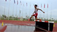 NDONESIA TAMBAH EMAS MELALUI ABDUL KHOLIK Pelari Indonesia Nashat Abdul Kholik melakukan lompatan air pada final lari halang rintang 2000 meter U-18 kejuaraan Atletik Asia Tenggara U-18 & U-20 di Stadion Madya Atletik Kawasan Sport Centre Sumut, Kabupaten Deliserdang, Provinsi Sumatera Utara, Selasa (18/11/2025). Nashat Abdul Kholik meraih medali emas dengan catatan Waktu 6 menit 17 detik mengalahkan pelari Singapura Ahmad Zubayr dengan catatan Waktu 6 menit 46 detik, dan pelari Kamboja Korn Singha dengan catatan Waktu 7 menit 15 detik.