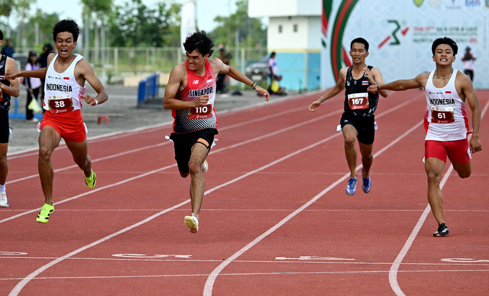 Atlet lari putra Indonesia Gilang Satria Wibawa (kiri) bersama Rizal Hafid Fuadi (kanan) beradu kecepatan dengan atlet Thailand, Singapura, Malaysia dan Filipina pada nomor lari 200 meter U-18 dalam kejuaraan Atletik Asia Tenggara 2025 di Stadion Madya Atletik, Deliserdang, Sumatera Utara, Senin (17/11/2025). Gilang Satria Wibawa berhasil meraih mendali emas dengan waktu 21.48 detik sedangkan Rizal Hafid Fuadi meraih perunggu dengan waktu 21.69 detik. Medali perak diraih Irfan Curran Harry atlet lari Singapura dengan Waktu 21.51 detik.
