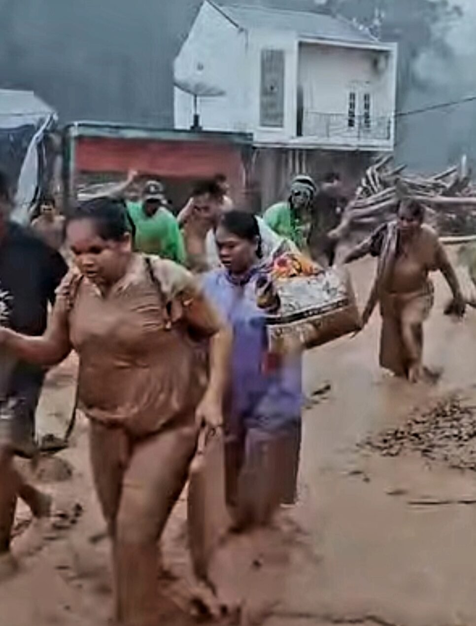 Suasana hiruk pikuk musibah banjir di Tapteng dan Taput Selasa (25/11).*