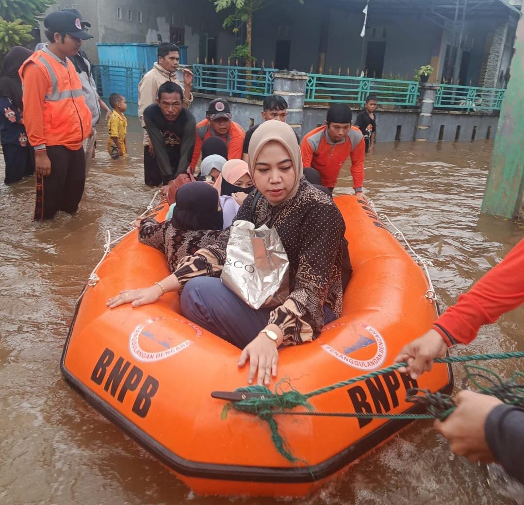 Tim BPBD Tapteng saat mengevakuasi warga yang terkena bencana banjir ke tempat yang lebih aman, Selasa (18/11/2025).