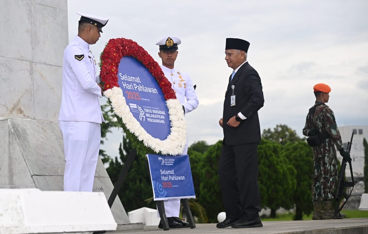 Wakil Gubernur Sumatera Utara (Sumut) Surya, menjadi inspektur upacara pada peringatan Hari Pahlawan di Taman Makam Pahlawan Bukit Barisan Jalan Sisingamangaraja, Medan, Senin (10/11/2025) , Wagubsu bersama Forkopimda juga melakukan ziarah ke beberapa makam pahlawan.