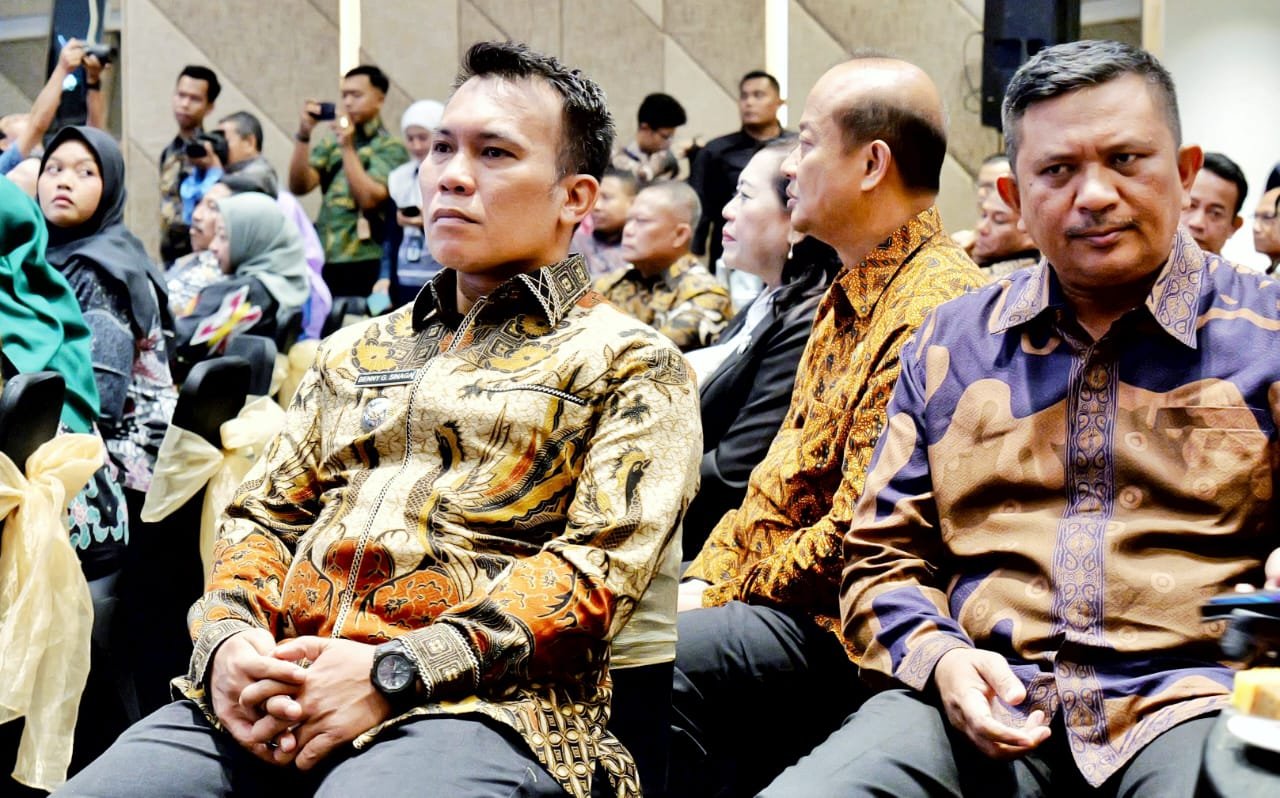 Wakil Bupati Simalungun (kiri) saat hadiri Penganugerahan IKK Award 2025.