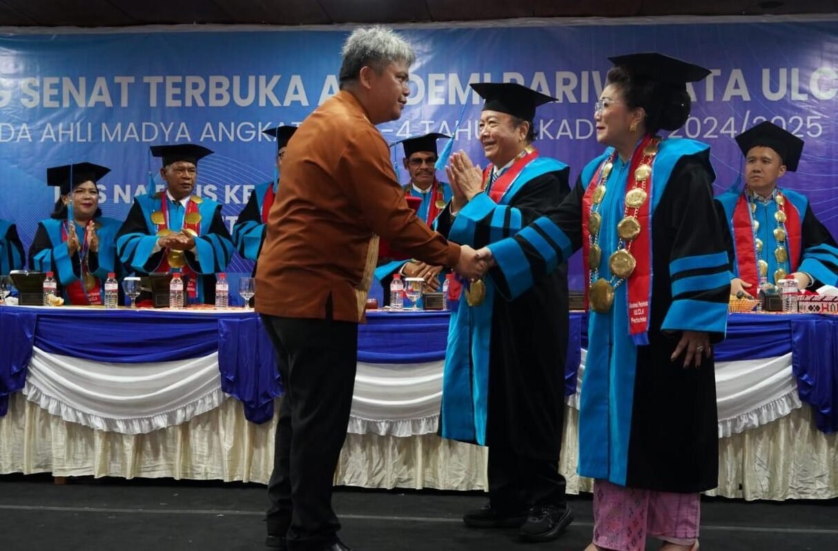 Wabup Taput Deni Lumbantoruan pada Dies Natalis UCLA Tarutung.