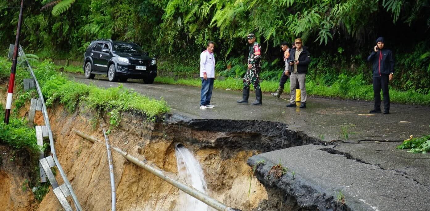 Bupati dan Dandim Taput tinjau kondisi banjir bandang jalan Sibolga- Tarutung.