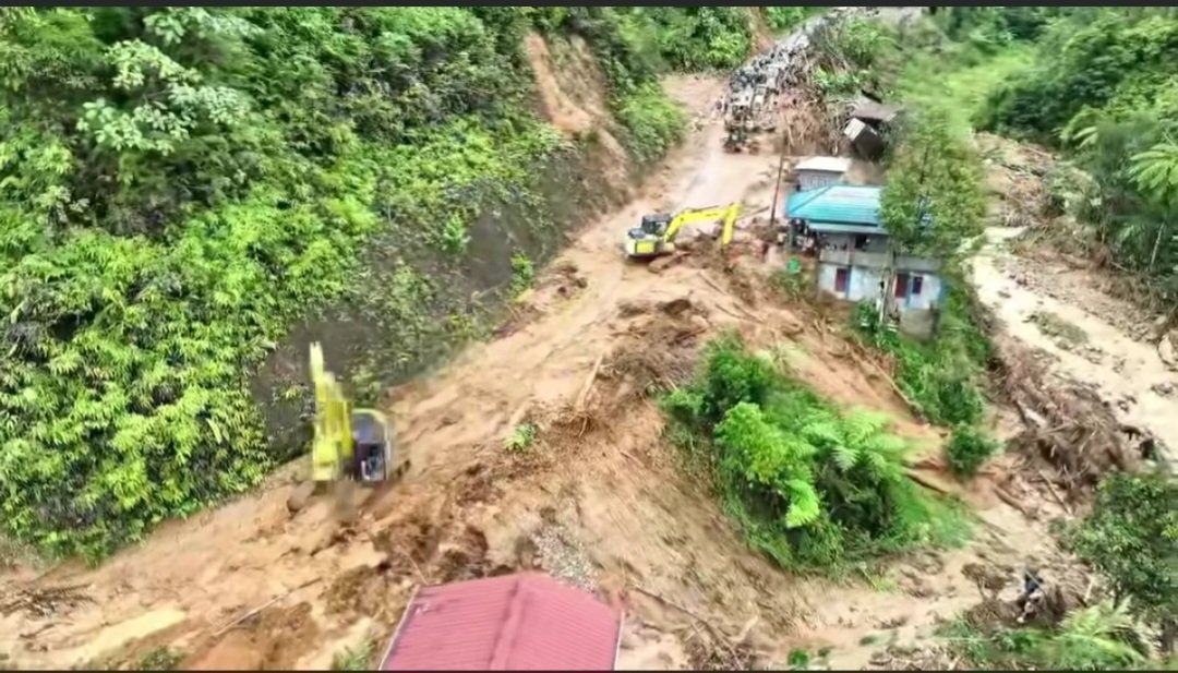 Potret situasi jalan Adiankoting- Sibolga yang rusak parah.* 