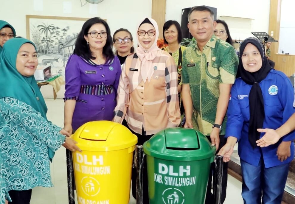 Bantuan berupa tong sampah dan bibit tanaman kepada para peserta sosialisasi. 