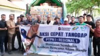 Aksi cepat tangap PTPN 1 Regional menyerahkan bantuan sembako kepada korban bnecana banjir3