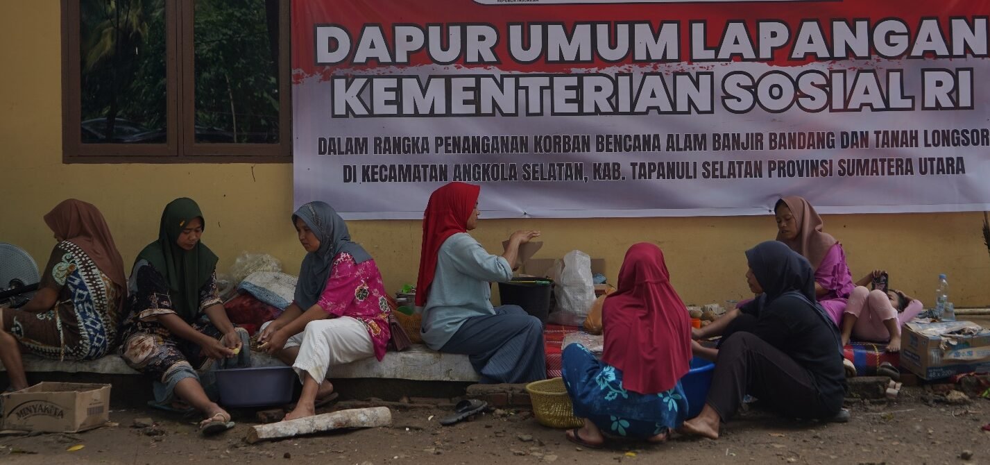 Kebersamaan warga Desa Tandihat, Kecamatan Angkola Selatan saat mempersiapkan makanan pengungsi di Posko Dapur Umum Kemensos, Sabtu (13/12/2025)