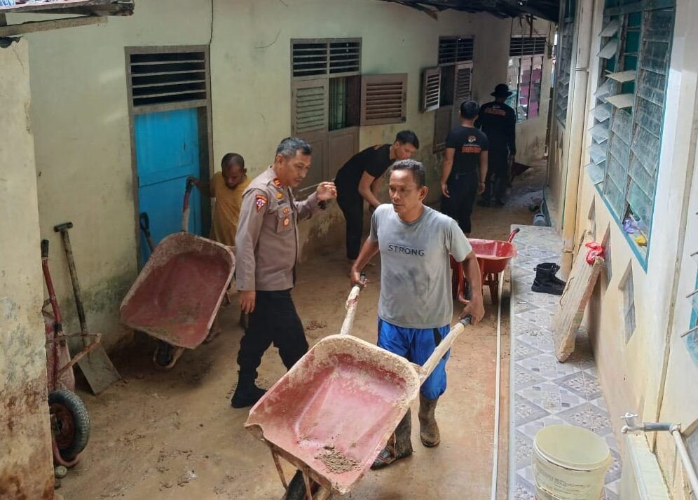Kapolsek Sibolga Sambas IPTU Marwa saat pimpin kegiatan pembersihan akses jalan di belakang Masjid Budi Sehati bersama BKO Brimob Polda Sumut dan Personil Gabungan, Senin (29/12/2025).