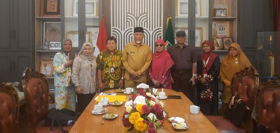 Tim periset Badan Riset dan Inovasi Nasional saat melakukan audiensi dengan Gubernur Sumatera Barat Mahyeldi Ansharullah di Istana Gubernur Sumatera Barat.