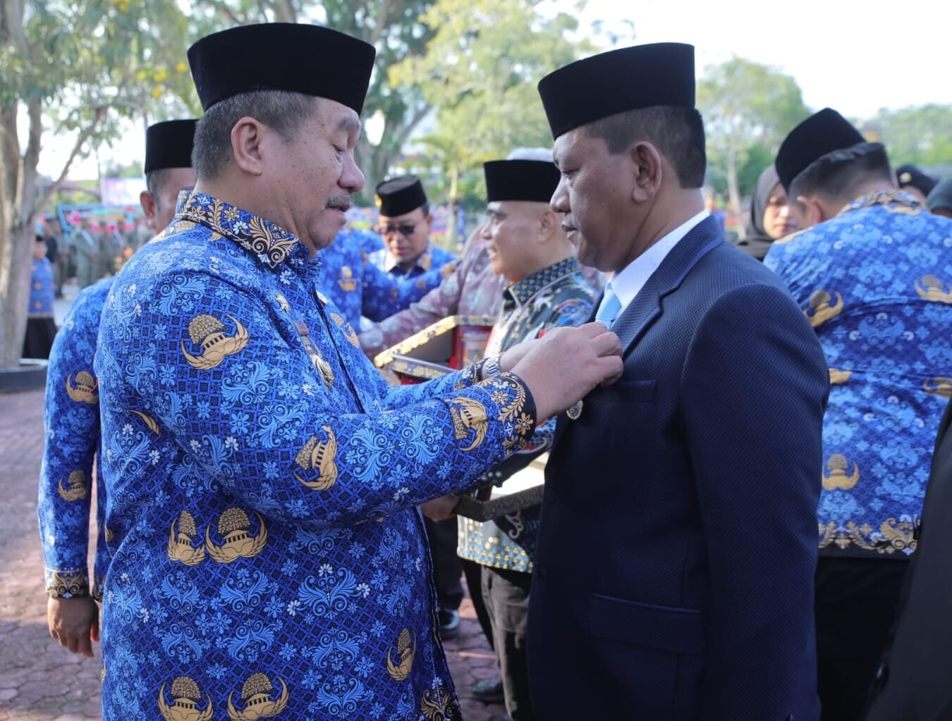 Bupati Asahan Taufik Zainal Abidin sematkan Satyalancana Karya Satya kepada salah seorang ASN 