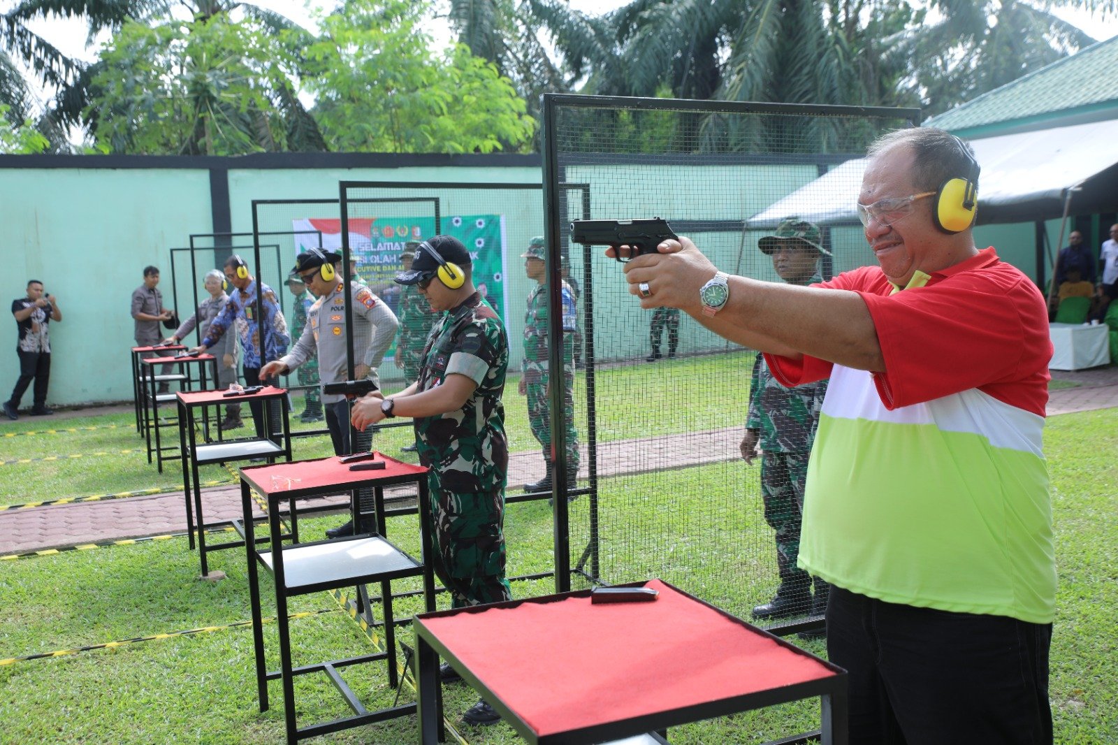 Bupati Asahan Taufik Zainal Abidin Bidik sasaran tembak.
