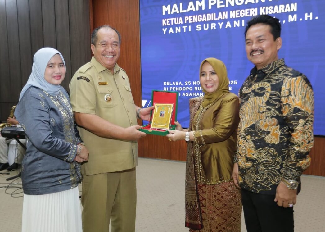 Bupati Asahan Taufik Zainal Abidin serahkan cenderamata kepada mantan Ketua PN Kisaran, Yanti Suryani.