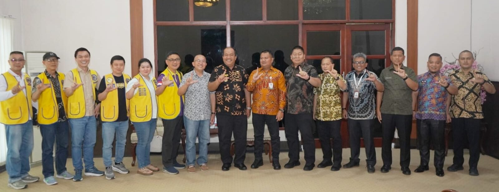 Taufik Zainal Abidin foto bersama personil Lions Club Indonesia Medan Chakra.