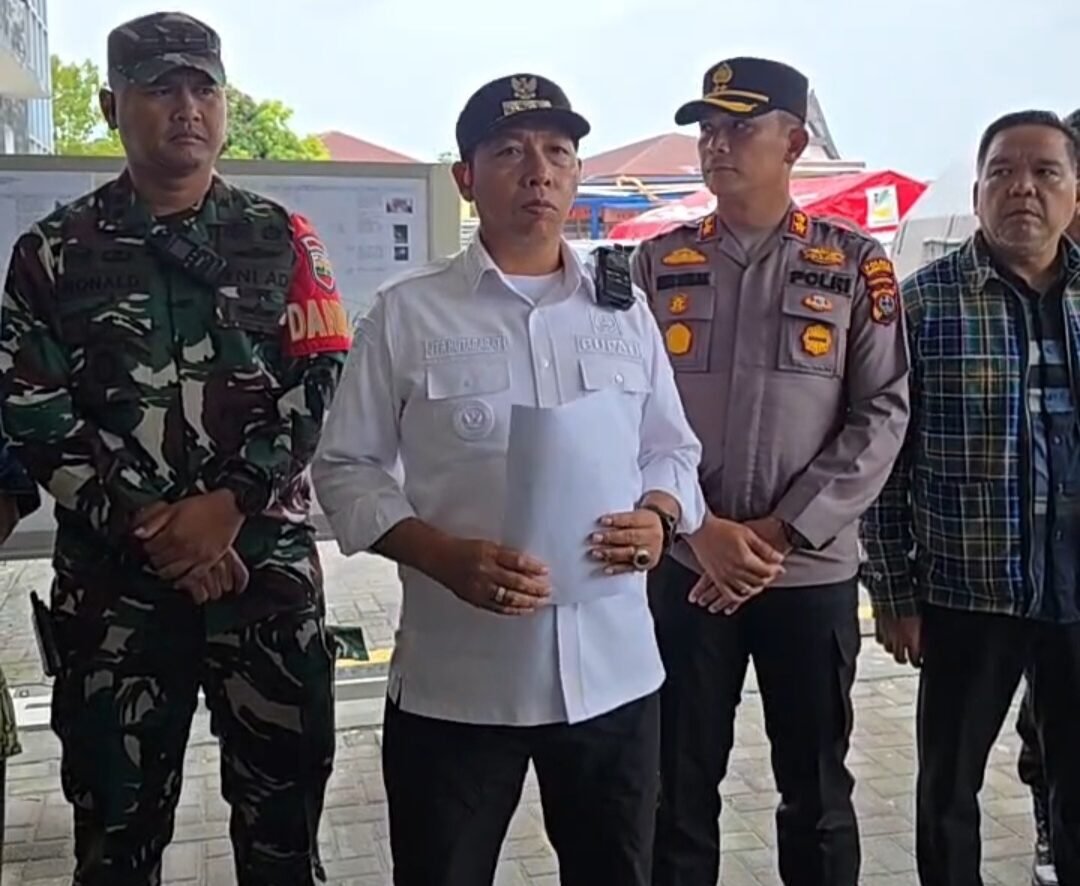 Bupati JTP Hutabarat memberi keterangan pers terkait informasi terkini musibah banjir dan longsor.