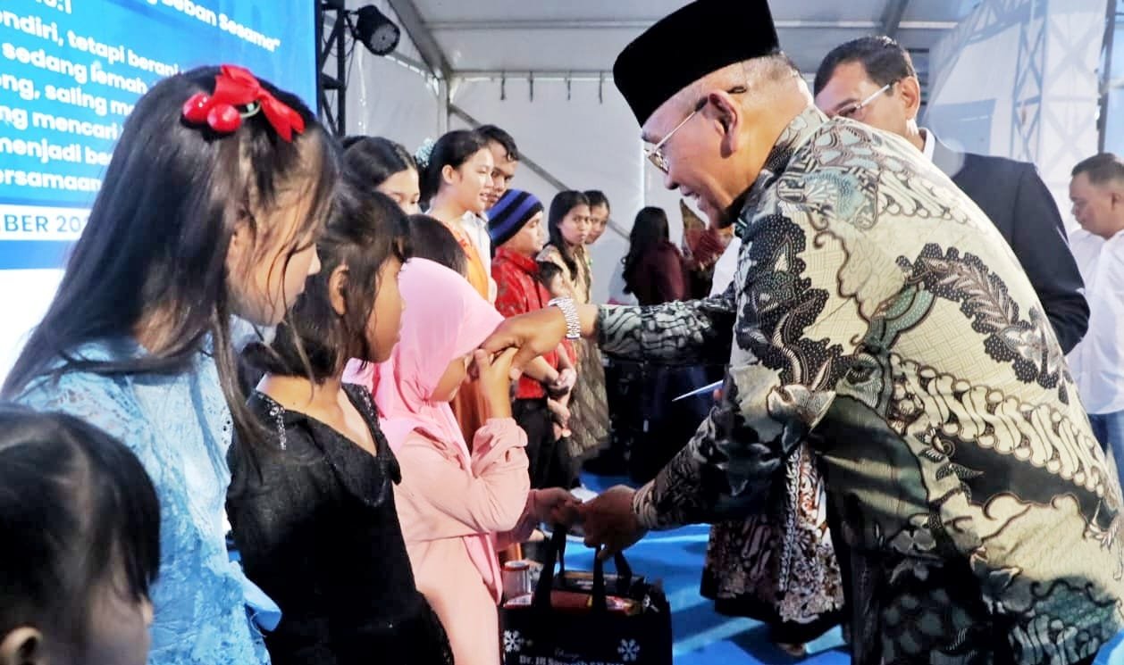 Bupati Simalungun saat berikan santunan kepada anak yatim piatu..