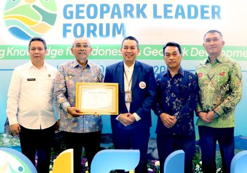 Bupati Simalungun saat pegang piagam Apresiasi Toba Caldera Unesco Global Geopark. 