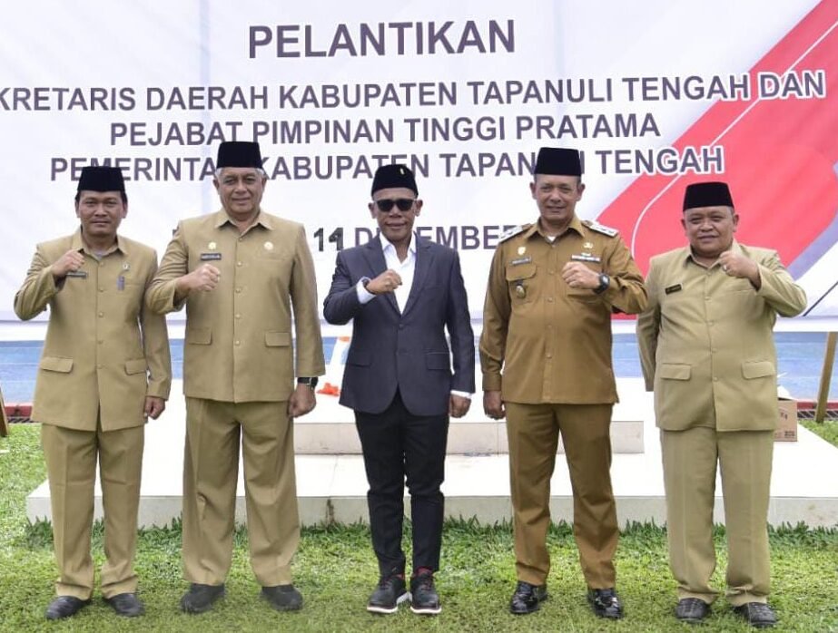 Bupati Tapteng Masinton Pasaribu, SH, MH dan Wakil Bupati Mahmud Efendi foto bersama usai pelantikan Sekdakab dan Kadis, Minggu (14/12/2025).