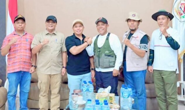 Bupati Tapteng Masinton Pasaribu foto bersama Bupati Padang Lawas Putra Mahkota Alam Hasibuan beserta rombongan, Minggu (07/12/2025).