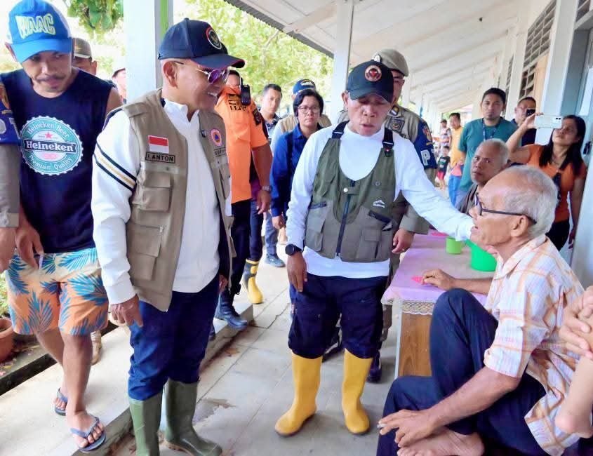 Bupati Tapteng bersama Bupati Simalungun berserta rombongan saat mengunjungi pengungsi di Kecamatan Tukka, Minggu (7/12/2025).