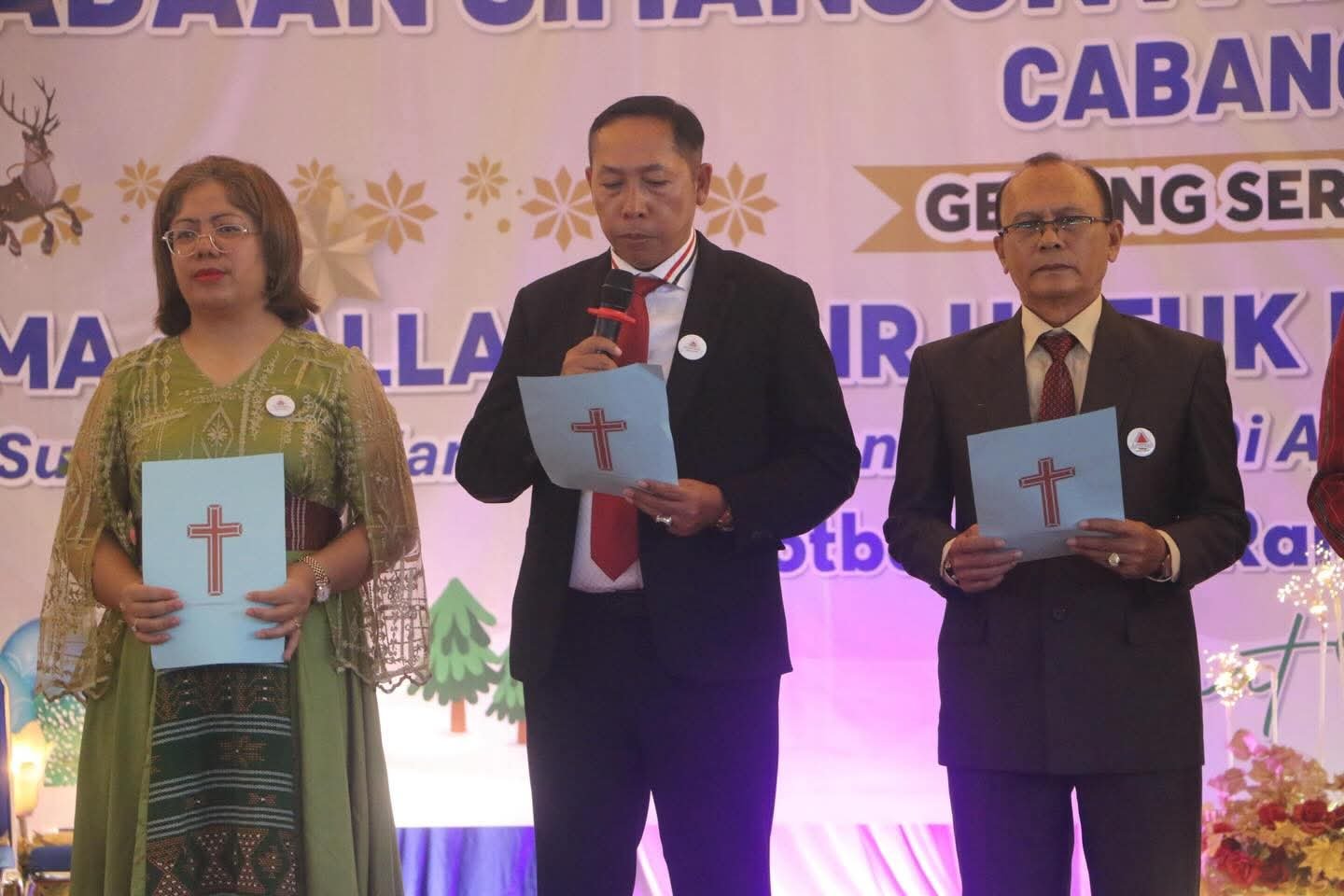 Pdt Ramos Simanjuntak menyampaikan khotbah, dan Bupati serta anggota DPD ikut berliturgi.* Foto: IMC/ dok.leonardo#
