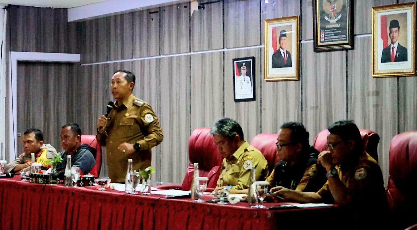 Bupati Taput JTP Hutabarat pimpin rakor evaluasi penanganan dampak banjir.