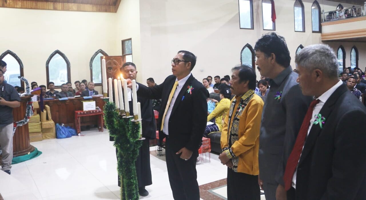 Bupati Taput JTP Hutabarat menyalakan lilin Natal Oikumene di Pangaribuan.