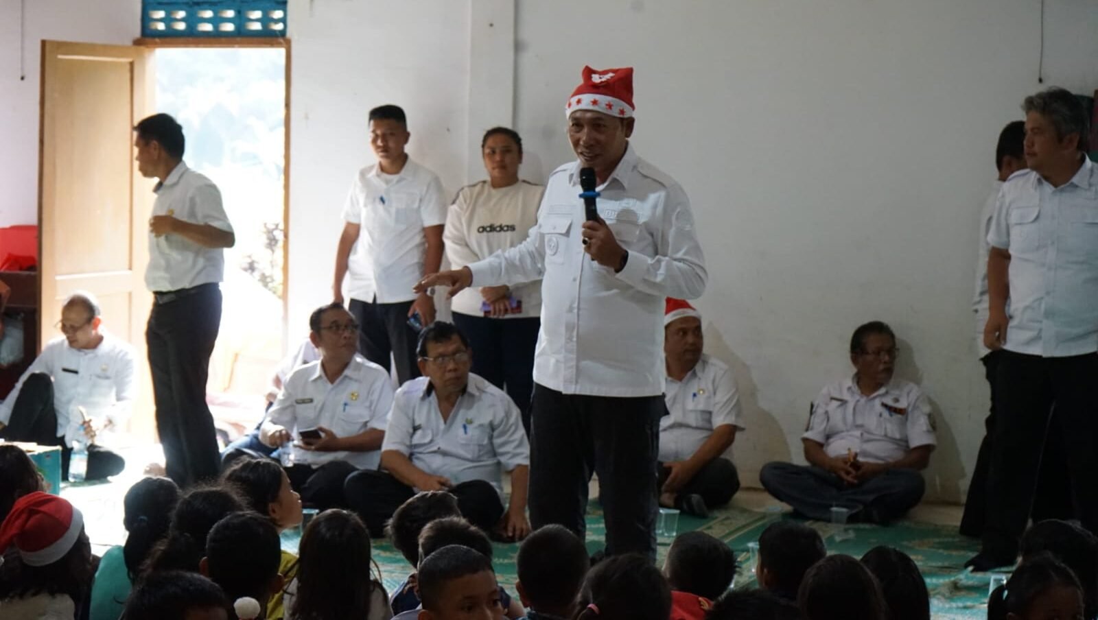 Bupati Taput JTP Hutabarat hadir memberi penghiburan dalam acara Natal korban bencana longsor di Sibalanga jalan Sibolga.