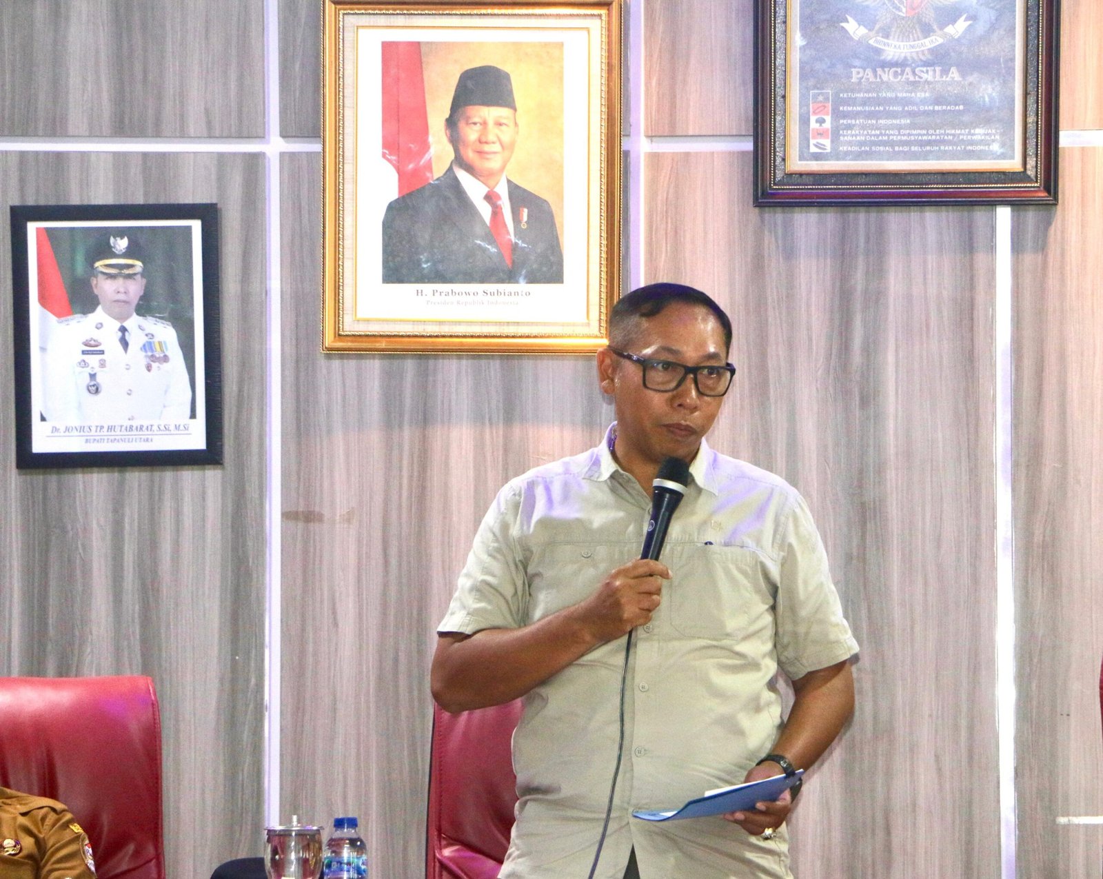 Bupati Taput pada temu pers dengan awak media di Tarutung..