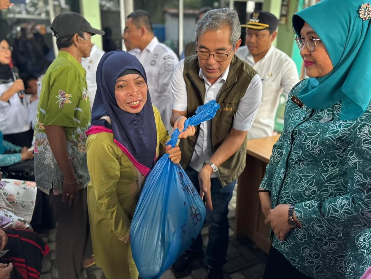 Direktur Keuangan Bulog Tinjau Penyaluran Bantuan Pangan  