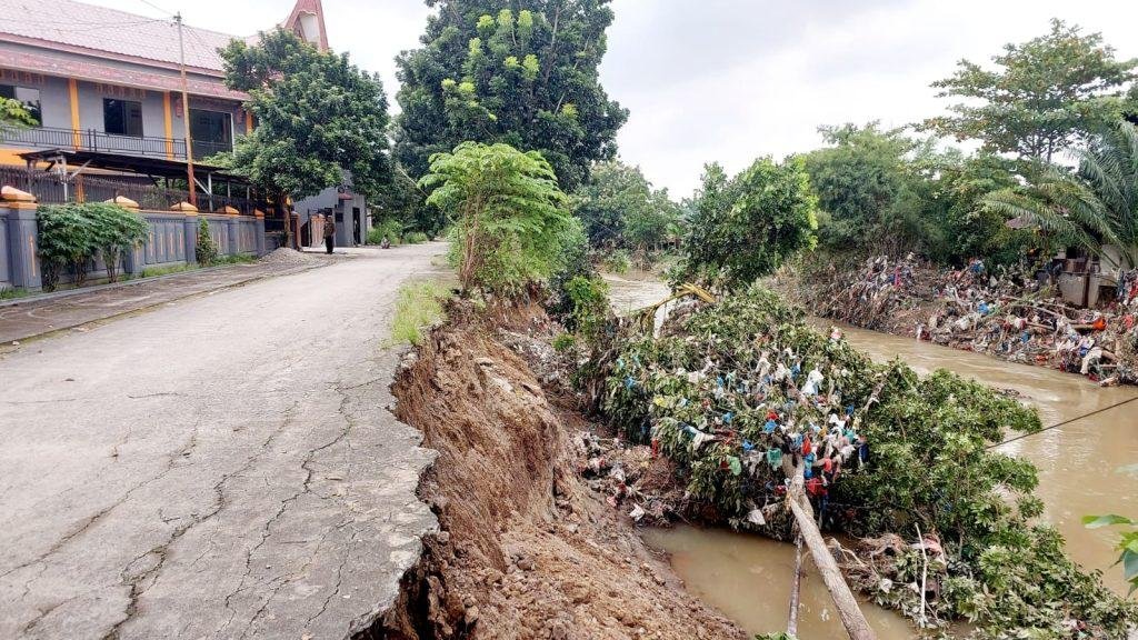 Jalan Inspeksi /Jl Air Bersih Ujung lingkungan IV, Kelurahan Binjai, Kecamatan Medan Denai, akibat derasnya aliran sungai membuat badan Jalan nyaris putus